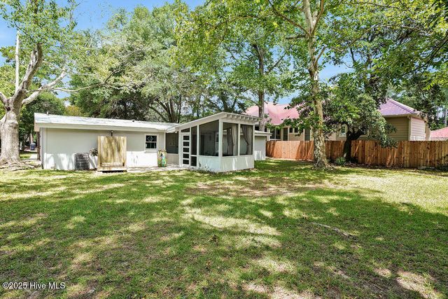 304 E Leonard Street, Southport, NC 28461