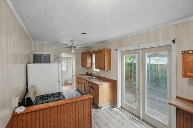 2434 N Pickwick Avenue, Springfield, MO 65803