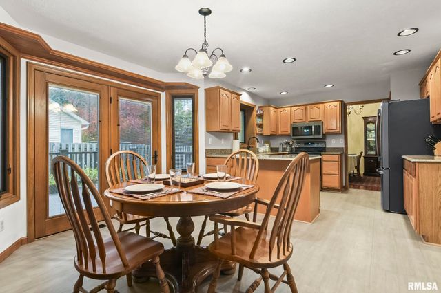 802 E LOCUST Court, Chatham, IL 62629