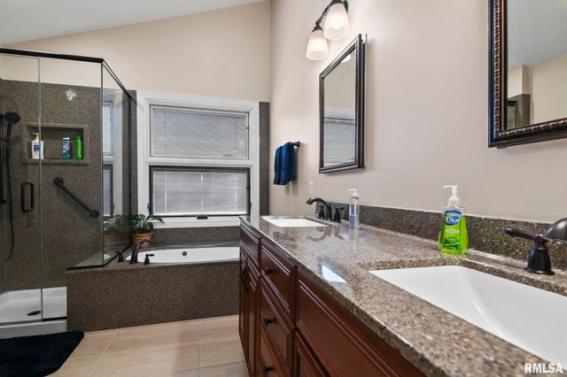 802 E LOCUST Court, Chatham, IL 62629