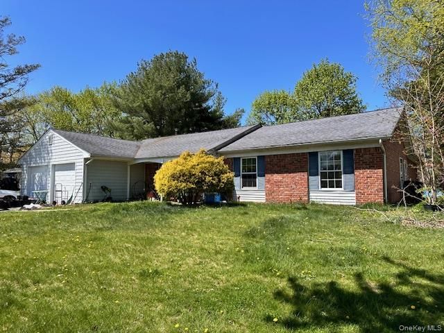 5 Orleans Green, Coram, NY 11727