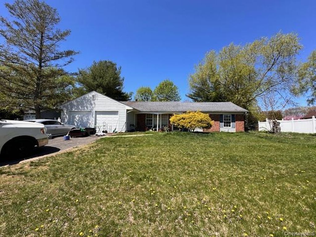 5 Orleans Green, Coram, NY 11727