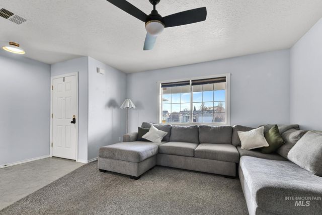 262 N Sunbird Ave, Kuna, ID 83634