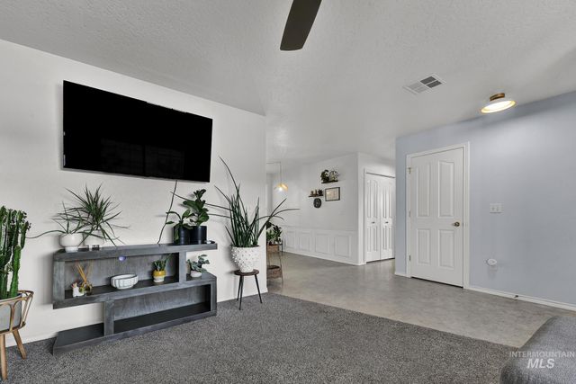 262 N Sunbird Ave, Kuna, ID 83634