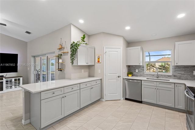 2013 NW Juanita Pl, Cape Coral, FL 33993