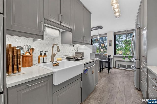 300 Winston L22, Cliffside Park, NJ 07010