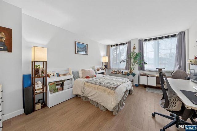 300 Winston L22, Cliffside Park, NJ 07010