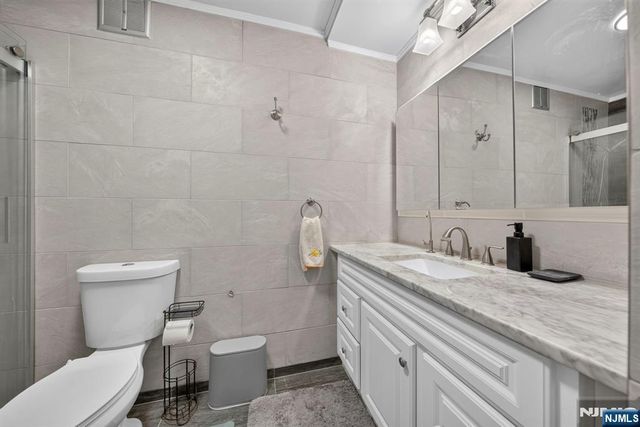 300 Winston L22, Cliffside Park, NJ 07010