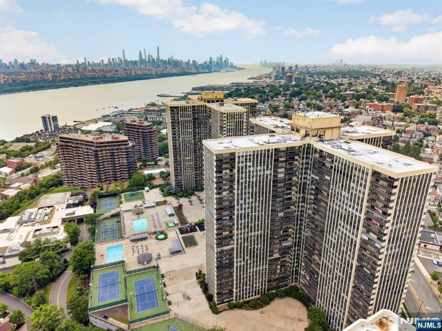300 Winston L22, Cliffside Park, NJ 07010