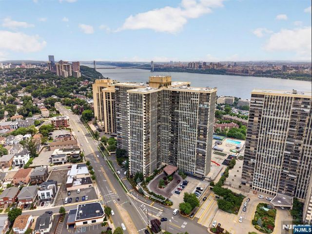 300 Winston L22, Cliffside Park, NJ 07010