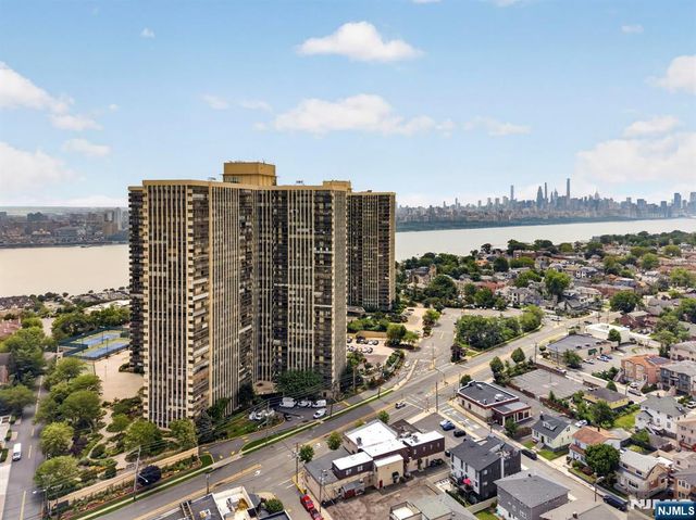 300 Winston L22, Cliffside Park, NJ 07010