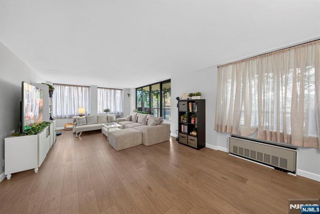 300 Winston L22, Cliffside Park, NJ 07010