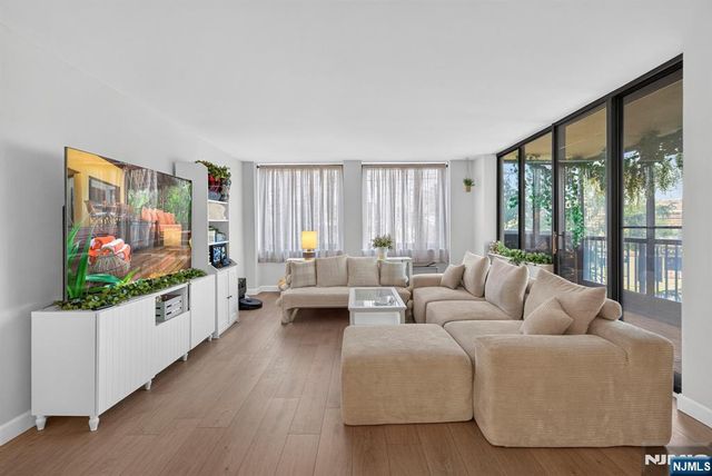 300 Winston L22, Cliffside Park, NJ 07010