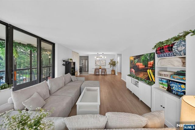 300 Winston L22, Cliffside Park, NJ 07010