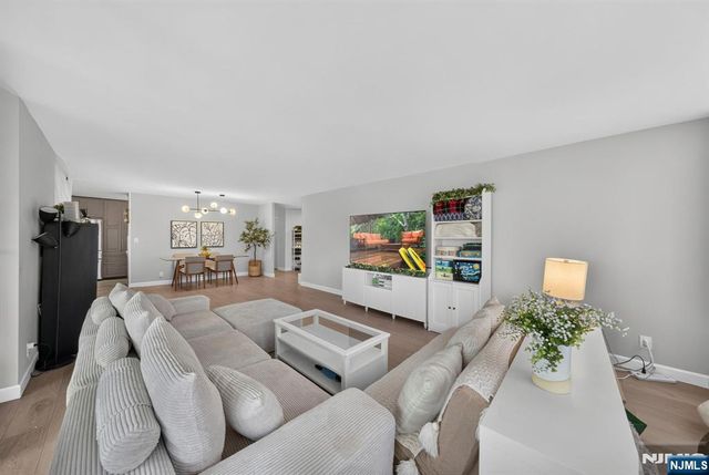 300 Winston L22, Cliffside Park, NJ 07010