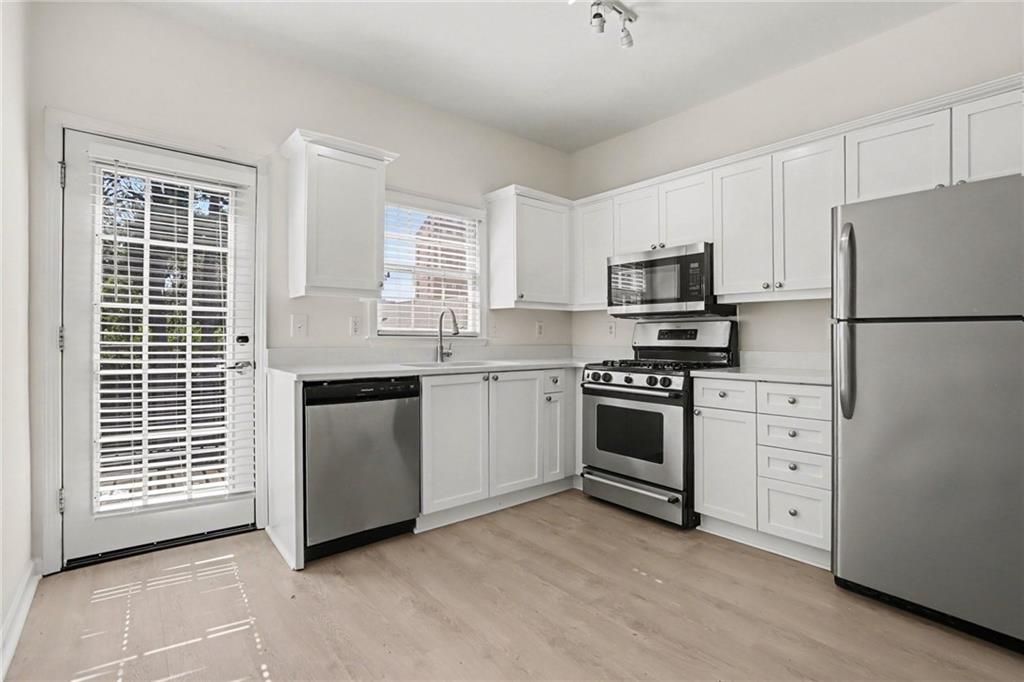 Image 11 of property listing at 3675 Peachtree Road NE 34, Atlanta, GA 30319