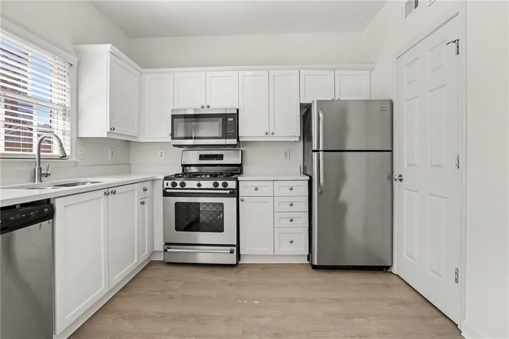 Image 12 of property listing at 3675 Peachtree Road NE 34, Atlanta, GA 30319