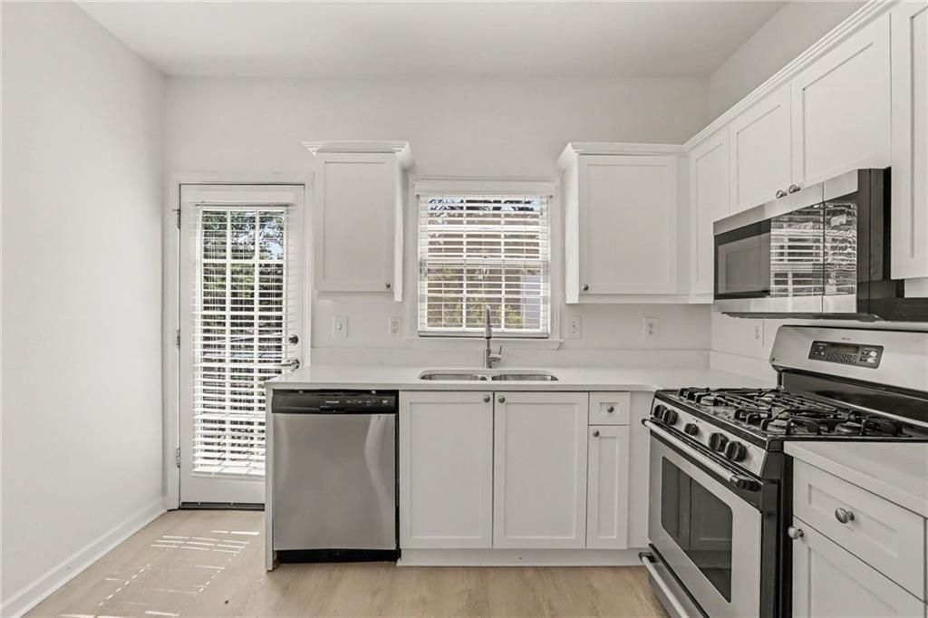 Image 13 of property listing at 3675 Peachtree Road NE 34, Atlanta, GA 30319