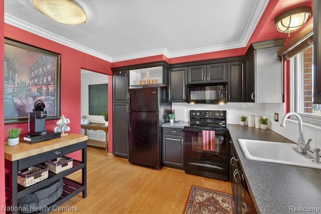 3920 Old Creek Road, Troy, MI 48084