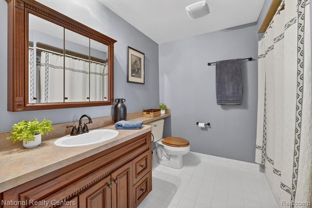 3920 Old Creek Road, Troy, MI 48084