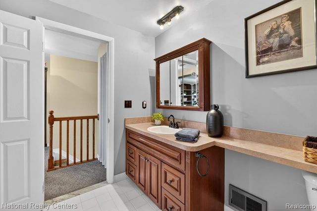 3920 Old Creek Road, Troy, MI 48084