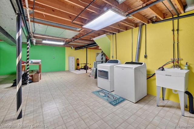 3920 Old Creek Road, Troy, MI 48084