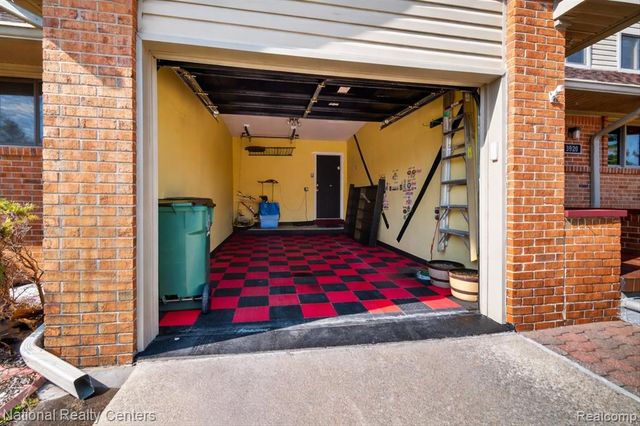 3920 Old Creek Road, Troy, MI 48084