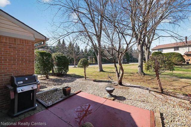 3920 Old Creek Road, Troy, MI 48084