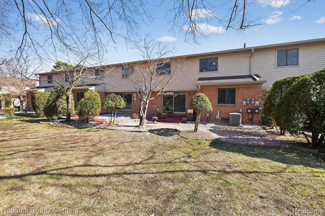 3920 Old Creek Road, Troy, MI 48084