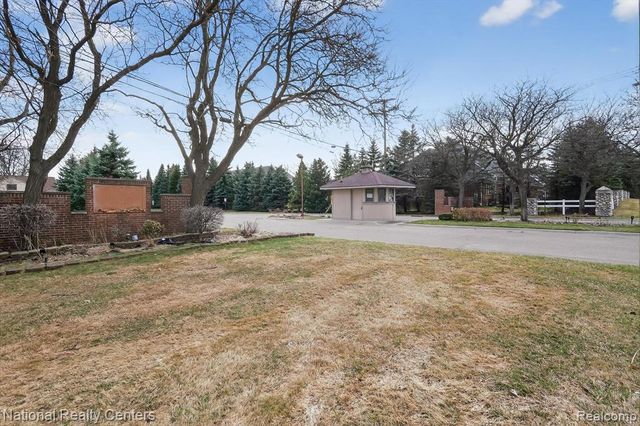 3920 Old Creek Road, Troy, MI 48084