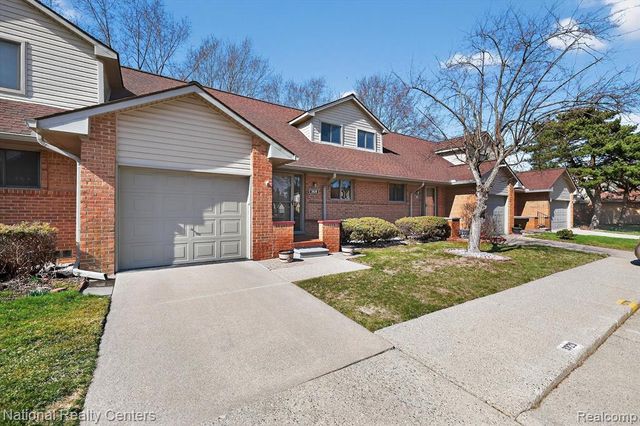 3920 Old Creek Road, Troy, MI 48084