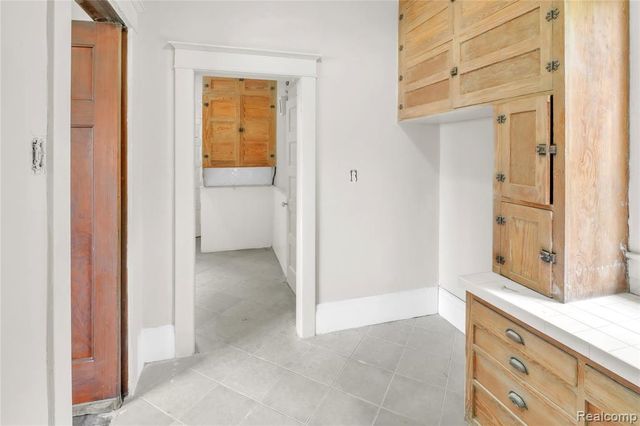 1029 E Holland Avenue, Saginaw, MI 48601