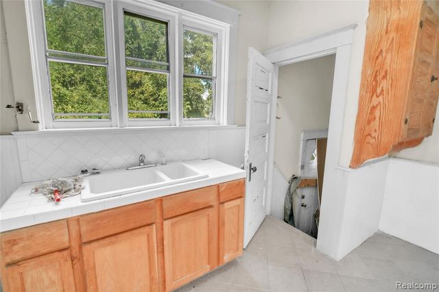 1029 E Holland Avenue, Saginaw, MI 48601