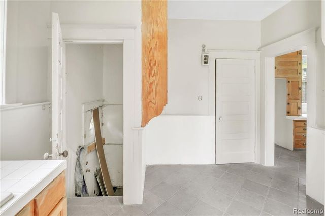 1029 E Holland Avenue, Saginaw, MI 48601