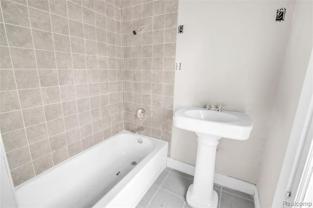 1029 E Holland Avenue, Saginaw, MI 48601