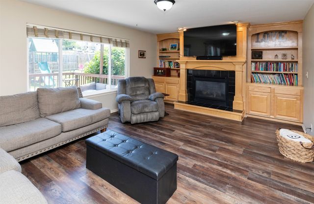 1695 Pease Drive, Pleasant Hill, IA 50327
