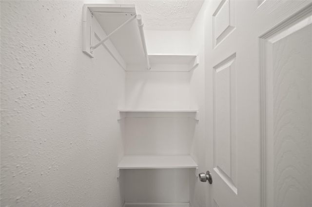 2942 Knotty Oaks Trail, Houston, TX 77045