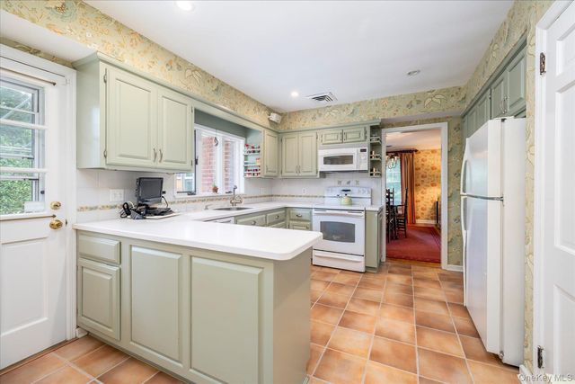186 Voorhis Avenue, Rockville Centre, NY 11570