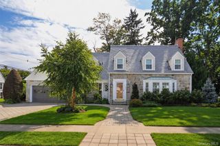 186 Voorhis Avenue, Rockville Centre, NY 11570