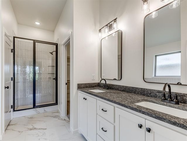 12417 Dolche Vita Drive, Yukon, OK 73099