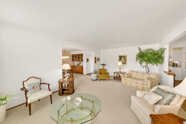 18220 Colline Vue BOULEVARD, Brookfield, WI 53045