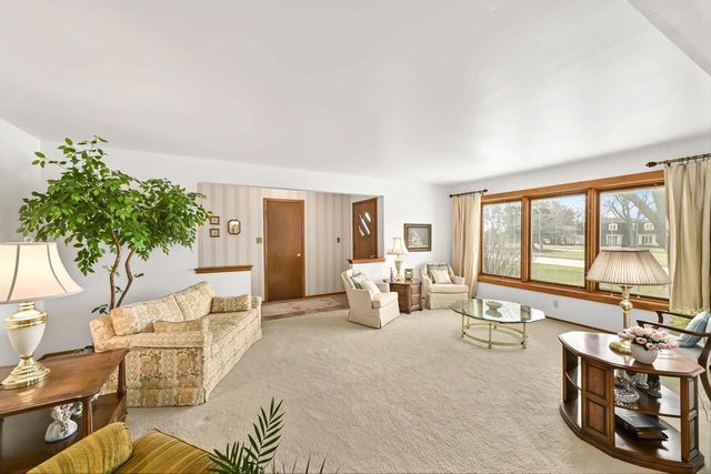 18220 Colline Vue BOULEVARD, Brookfield, WI 53045