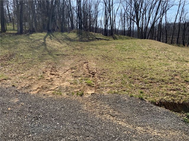 2610 E Finley Dr, Claysville, PA 15323