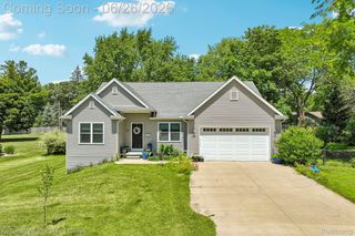 225 E Caledonia Street, Howell, MI 48843