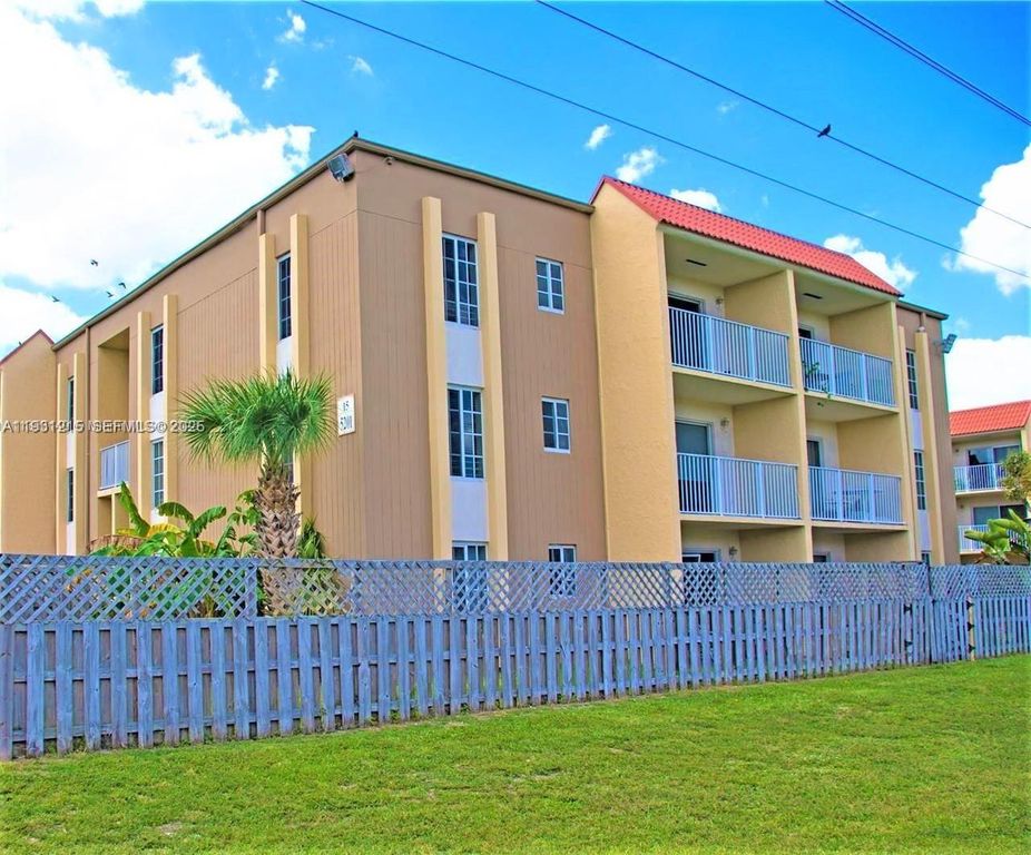 5201 Geneva Way 304, Doral, FL 33166