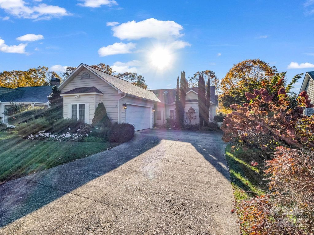 276 Cambridge Drive, Brevard, NC 28712