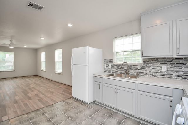 109 N 3rd St, South Houston, TX 77587