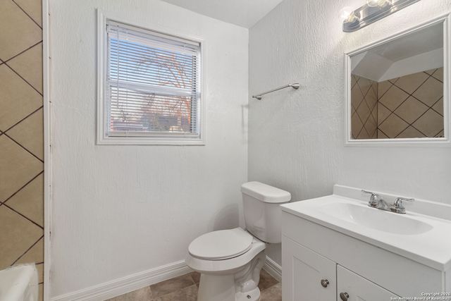 1630 W Rosewood Ave Apt B, San Antonio, TX 78201