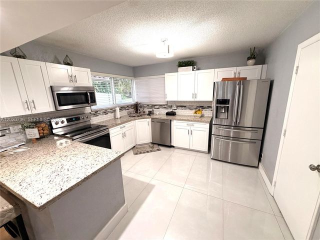 661 SW 67th Avenue, Pembroke Pines, FL 33023