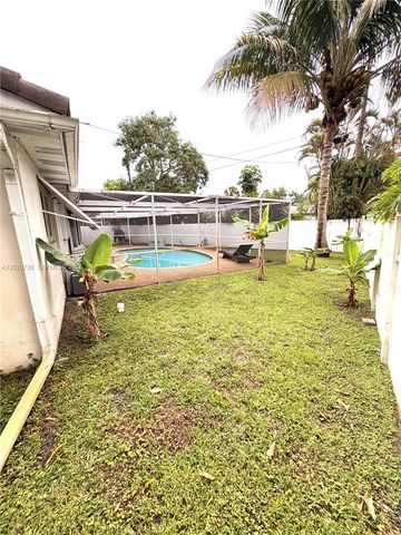 661 SW 67th Avenue, Pembroke Pines, FL 33023